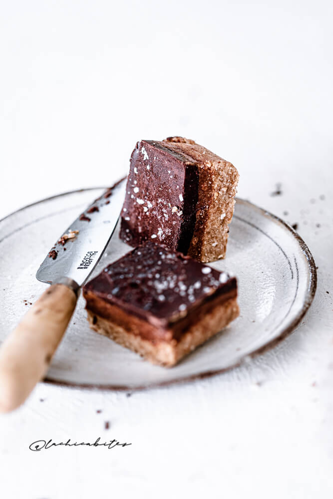 No-bake vegan chocolate and orange bars with almond flour.