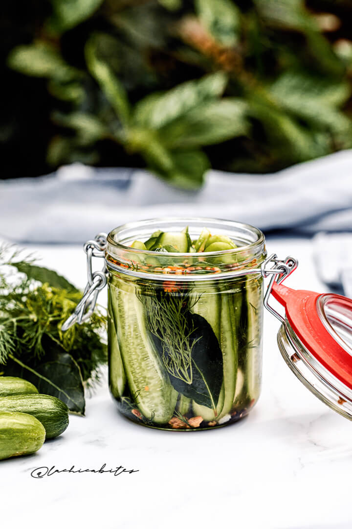 Crisp and flavoured gherkins with seeds and dill.