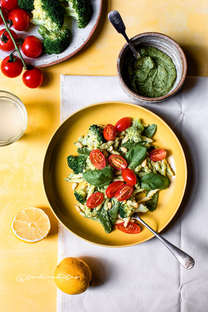 Vegan pesto salad with pasta. @lachicabites Food and Restaurant Photographer in London