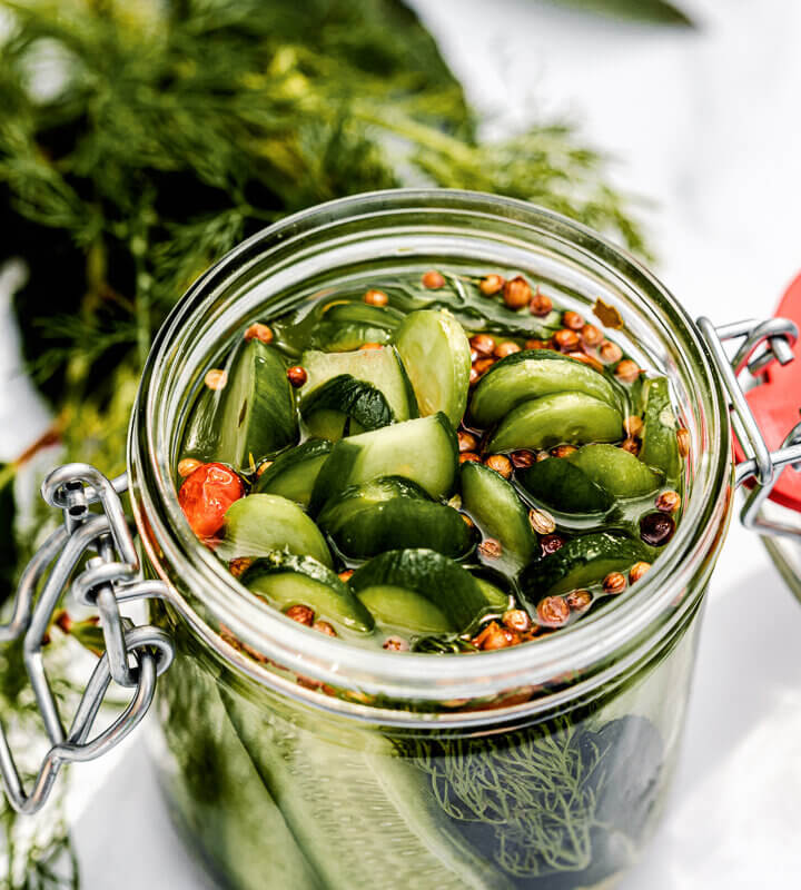 Best quick and easy homemade refrigerated pickles with seeds and dill. recipe and food photography @lachicabites