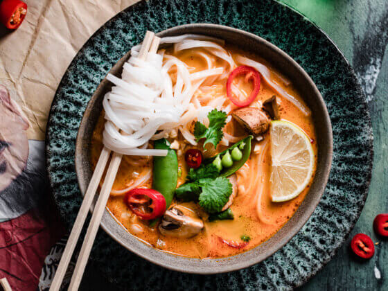 Homemade and easy VEGETARIAN RED THAI CURRY SOUP with coconut and lemongrass - recipe by Lachicabites